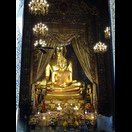 Die Buddha-Statuen Phra Phuttha Chinasi (vorne) und Luang Pho To